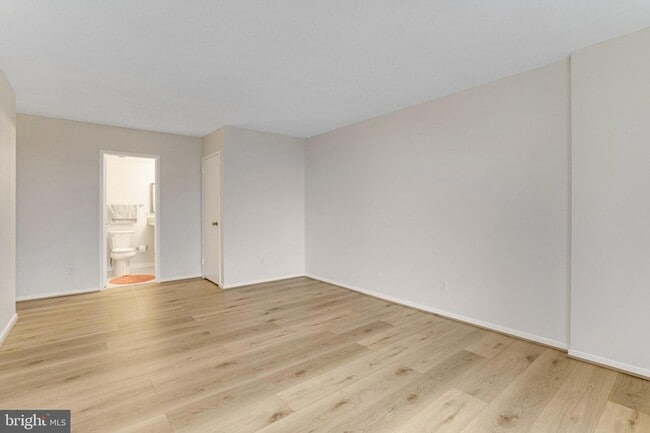 Building Photo - 2300 Pimmit Dr