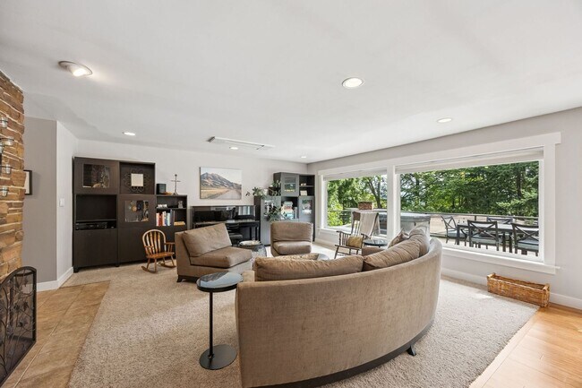 Building Photo - Normandy Park - Modern and Spacious!