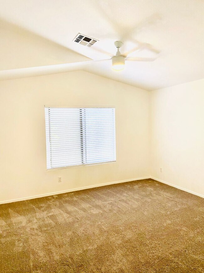 Building Photo - 3-bedroom, 2.5 bath in northeast Mesa