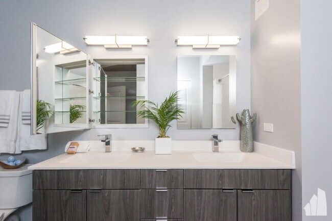 Building Photo - 2 bedroom in CHICAGO IL 60613