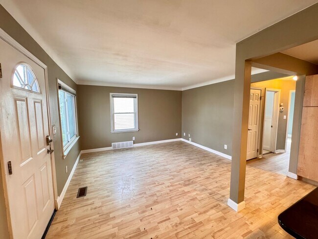Building Photo - Spacious 5-Bedroom Home in Prime Royal Oak Location – $2,900/month