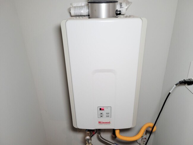 Building Photo - The price is right and the location is even better! Take a look TODAY at this like-new, 3/2, open...