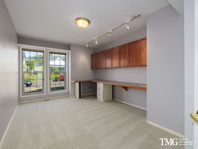 Building Photo - Charming Home Backing to Greenbelt, Near Lacamas Lake and Local Amenities