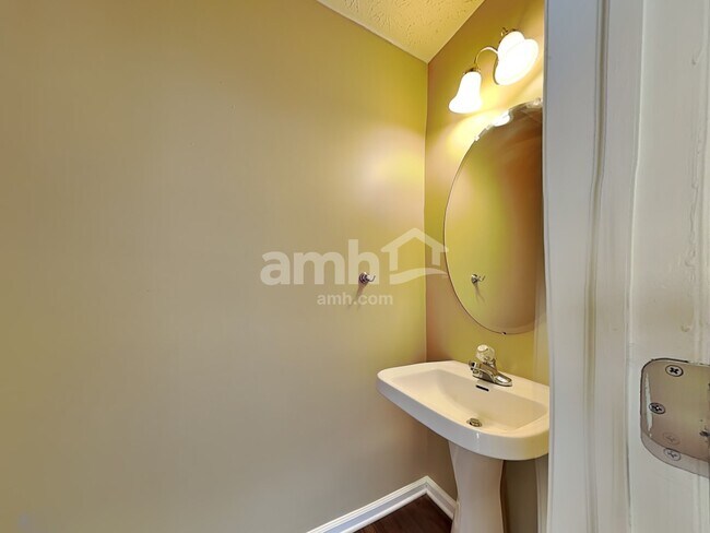 Building Photo - 1115 Sunset Dr