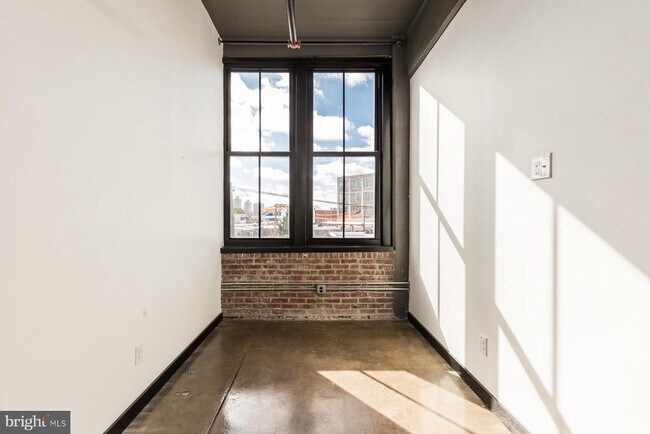 Building Photo - 1701 Tulip St