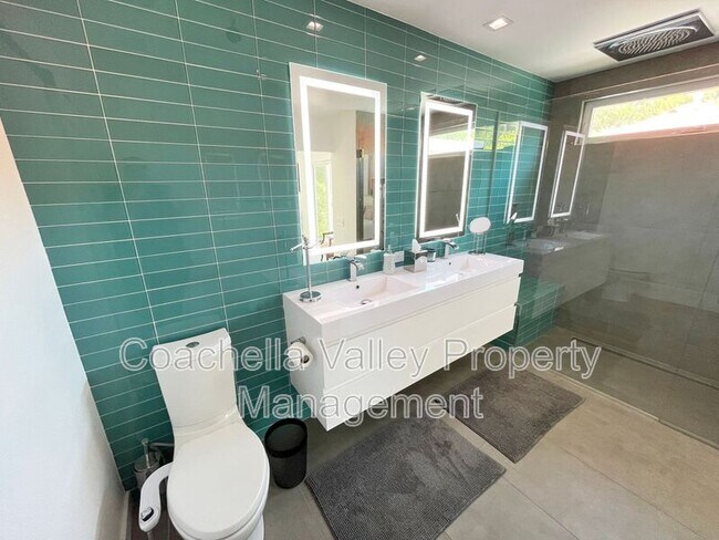 Building Photo - 2885 E Venetia Rd