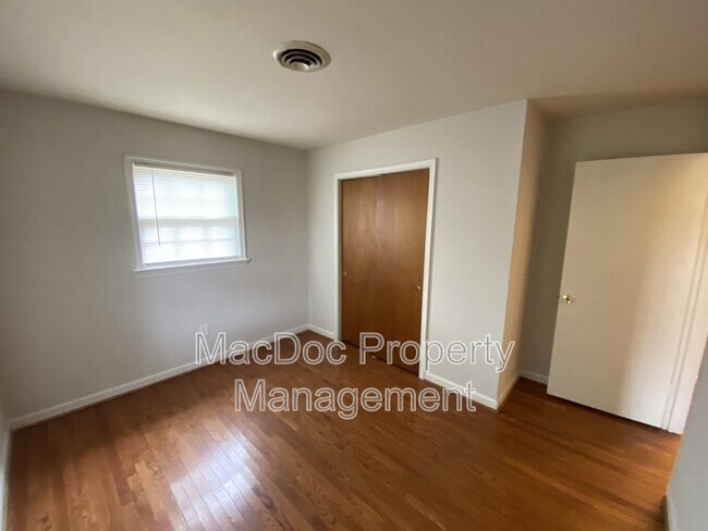 Building Photo - 304 Stratford Ave