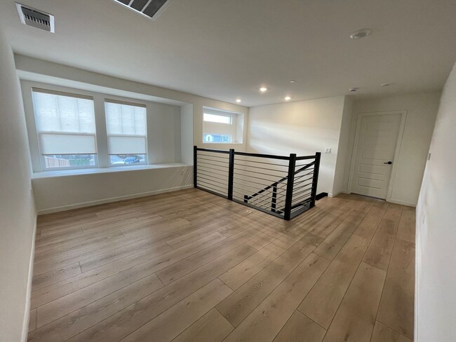 Building Photo - Beautiful new home with open floor plan av...