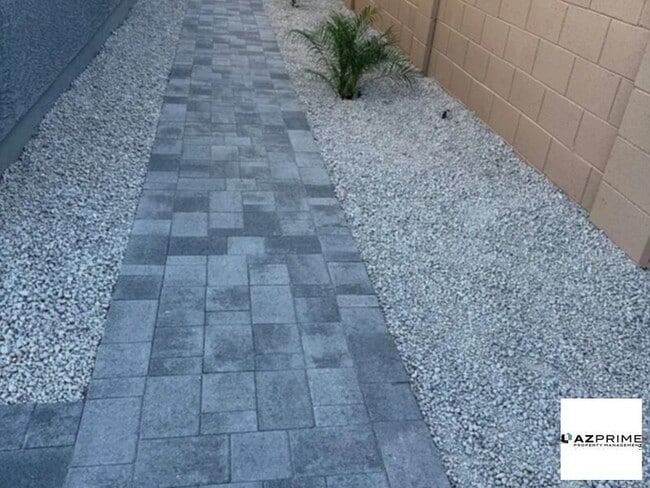 Building Photo - W Saddlehorn Rd