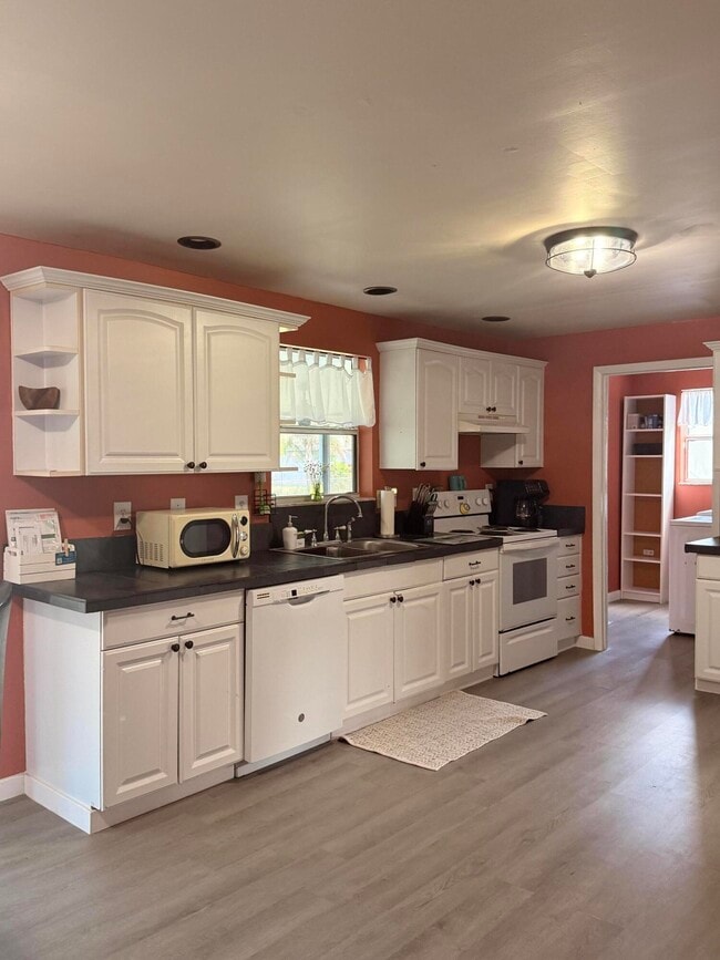 Building Photo - 1881 SE Manth Ln