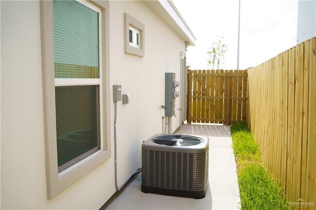 Building Photo - 1608 Canelo Dr