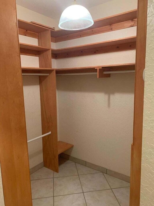 Building Photo - 11301 Edgewater Cir