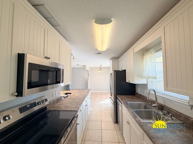 Building Photo - 4 miles from Hurlburt Field, 3 Bedroom beautiful home!