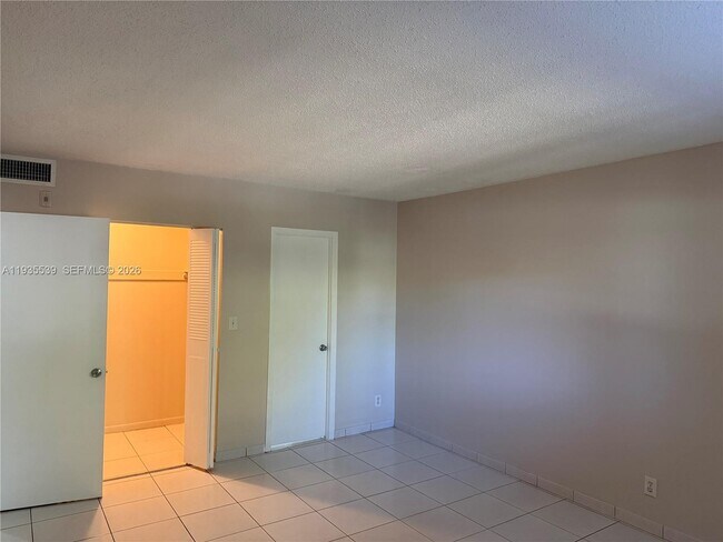 Building Photo - 5061 W Oakland Park Blvd