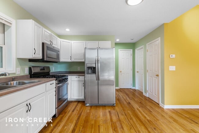 Building Photo - Charming Three-Bedroom Home with Solar Pow...