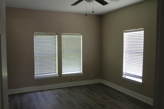 Building Photo - 23923 S Wildwood Dr