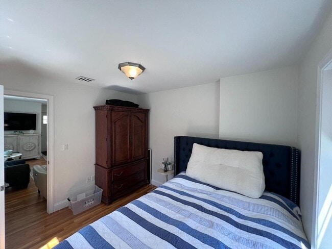 Building Photo - 98 E Border Rd