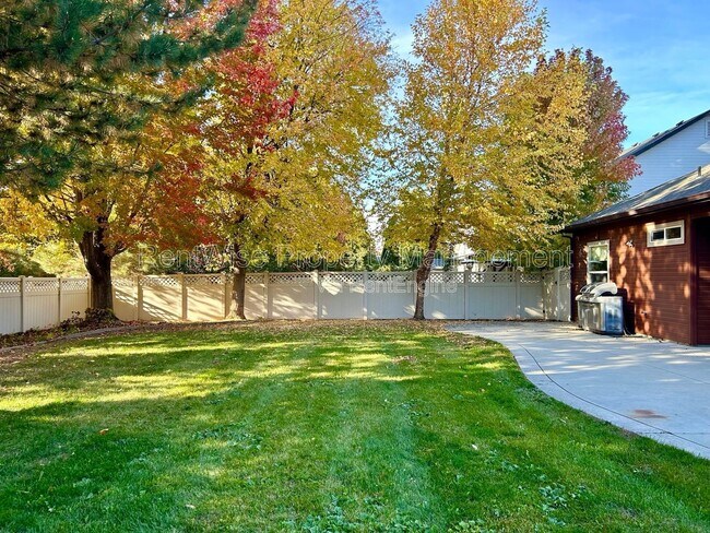 Building Photo - 2253 W los Flores Dr