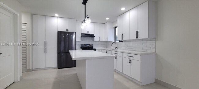 Building Photo - 800 Jann Ave