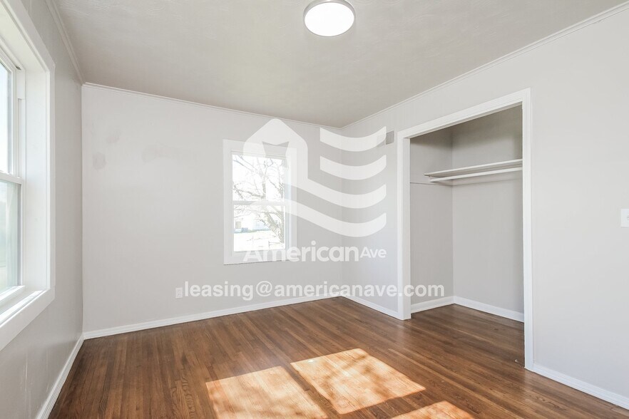 Building Photo - 725 E 42nd St N