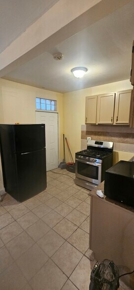 Building Photo - 1811 W 63rd St