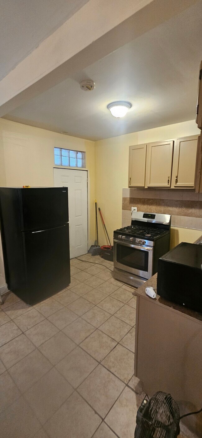 Building Photo - 1811 W 63rd St