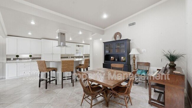 Building Photo - 156 Trelawney St