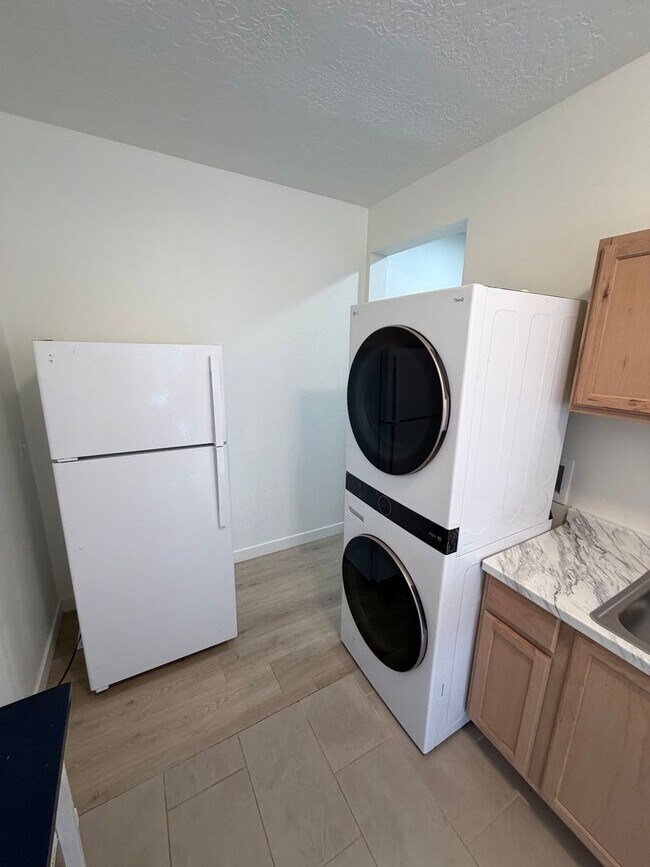 Building Photo - Cute Studio Apartment in Eagle Mountain!