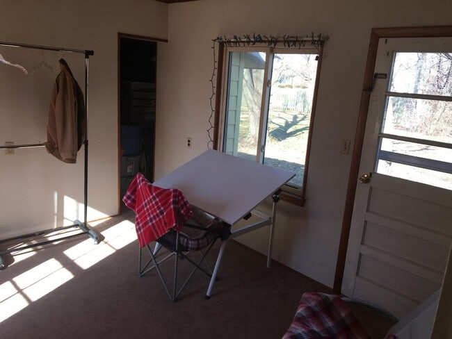 Building Photo - 1 bed 1 bath, 844 square foot home located...