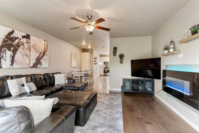Building Photo - Luxury Townhouse, Minutes from Downtown