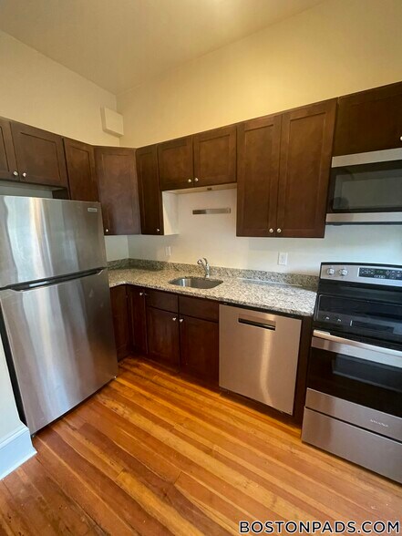 Building Photo - 1463 Beacon St