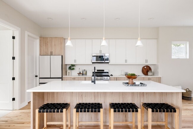 Building Photo - LUX 4BD, 3BA Home with 2-Car Garage and Backyard