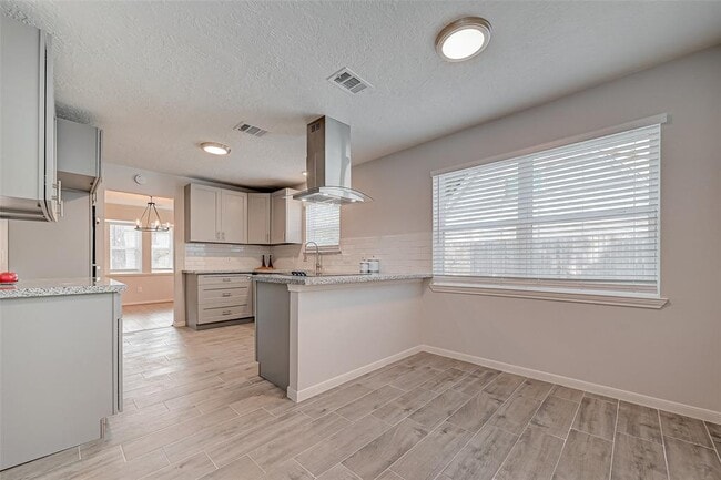 Building Photo - 318 Pine Manor Dr