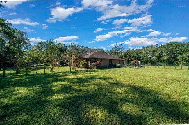 Building Photo - 3135 NE 49th St