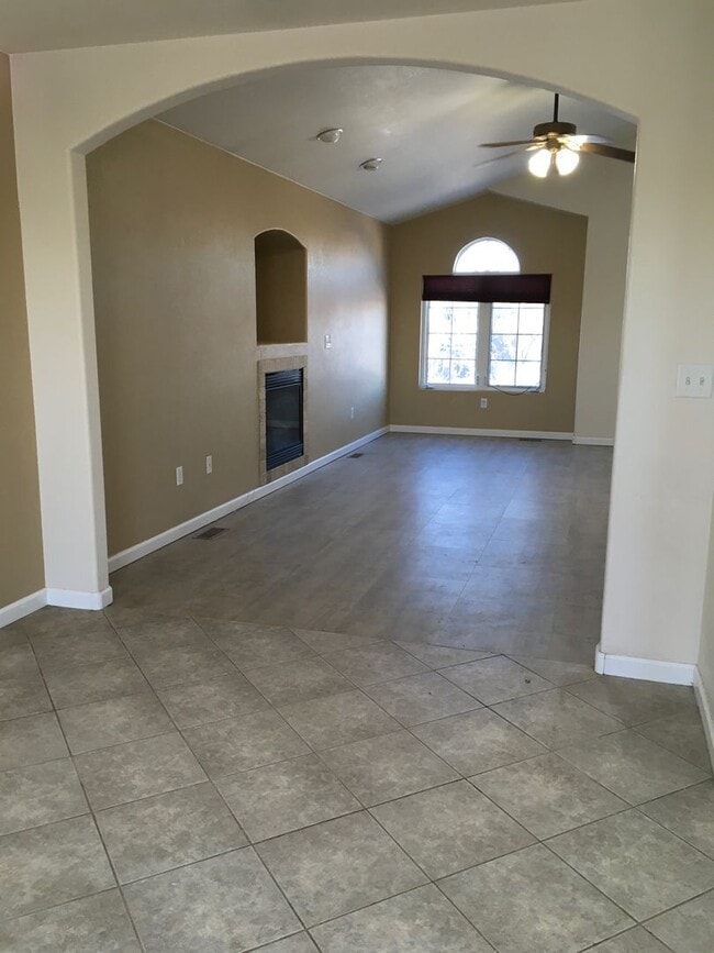 Building Photo - PET FRIENDLY 4 BEDROOM, 3 BATHROOM HOME WI...