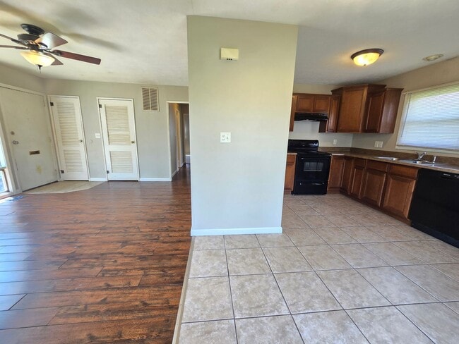 Building Photo - 3 Bedroom Century Modern Home