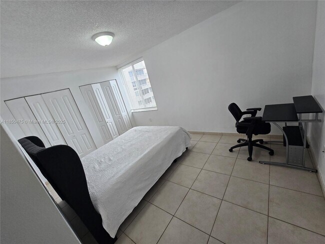 Building Photo - 250 180th Dr