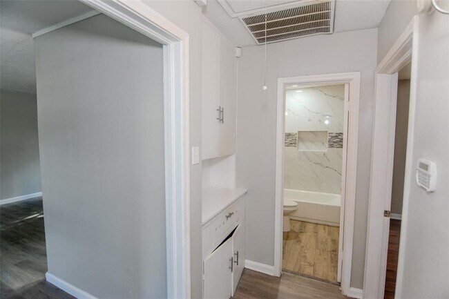 Building Photo - 1105 Mobile Dr