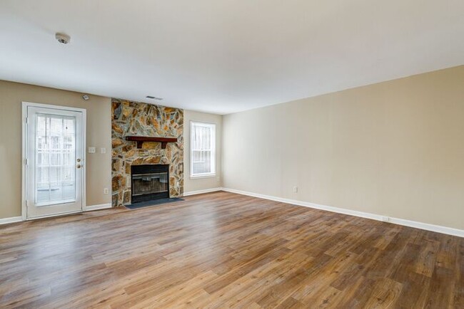 Building Photo - SW, Large Townhome, Wood/Vinyl Flooring, F...