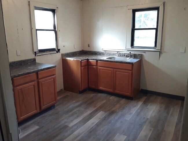 Building Photo - 1511 W 14th St