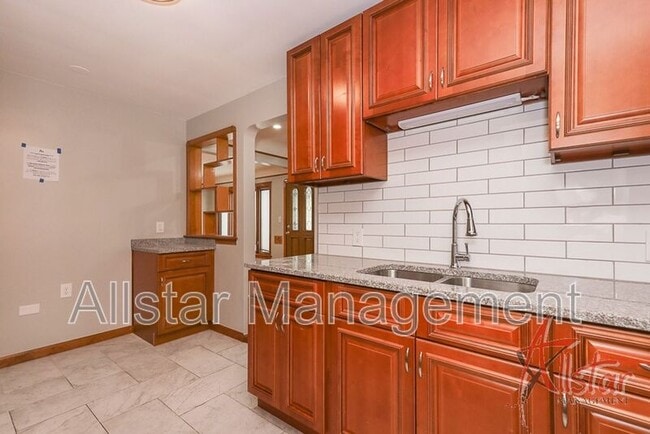 Building Photo - 9113 Outlook Dr