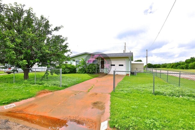 Building Photo - 3 Bedroom With Fresh Updates!
