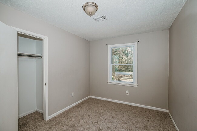 Building Photo - 3-Bedroom with 2 Full Baths Home in Charleston – Spacious 1,752 Sq