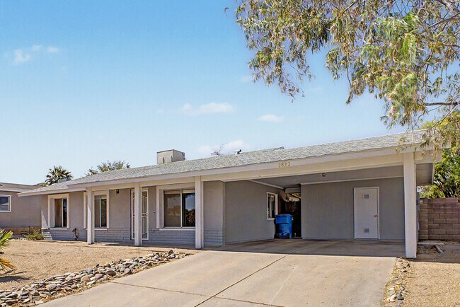 Building Photo - 2822 E Willow Ave