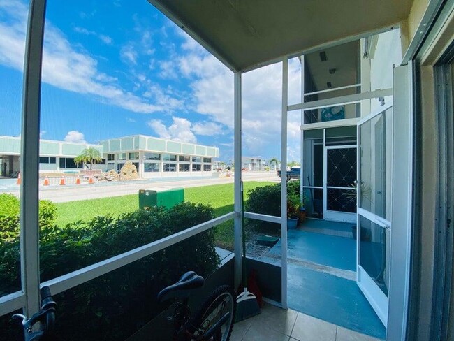 Building Photo - 560 Horizon W