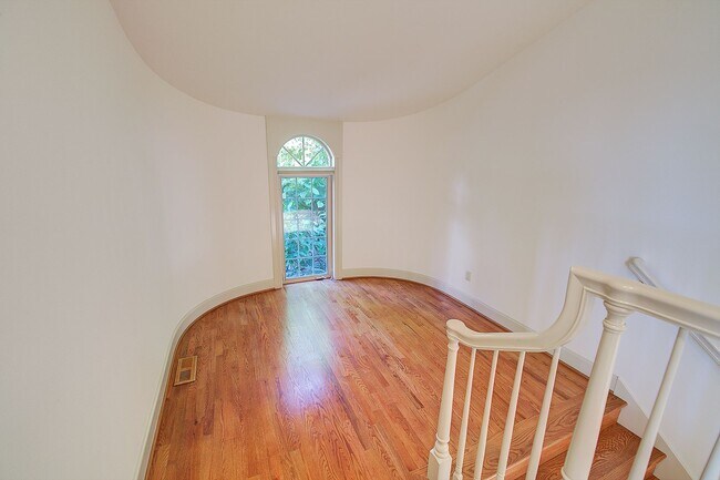 Building Photo - 4bd/4ba Kirkland House