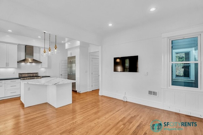 Building Photo - Presidio Heights: Remodeled Flat w/ Privat...