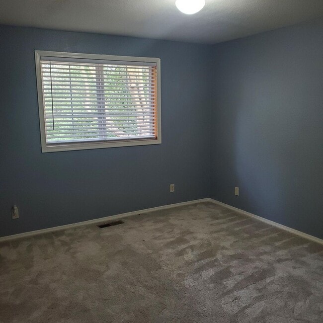 Building Photo - Spacious 4 Bedroom, 2 Bathroom Home with 2...