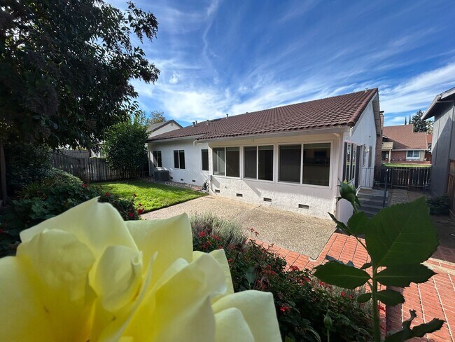 Building Photo - Sought after Concord Crossings Community 4...