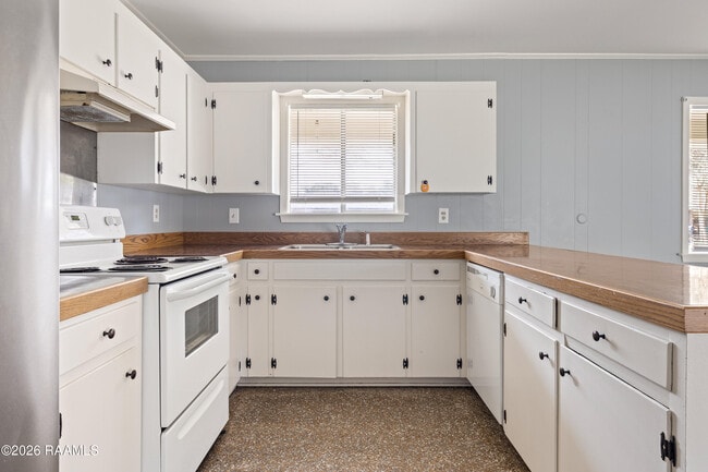 Building Photo - 207 Ashwood Dr